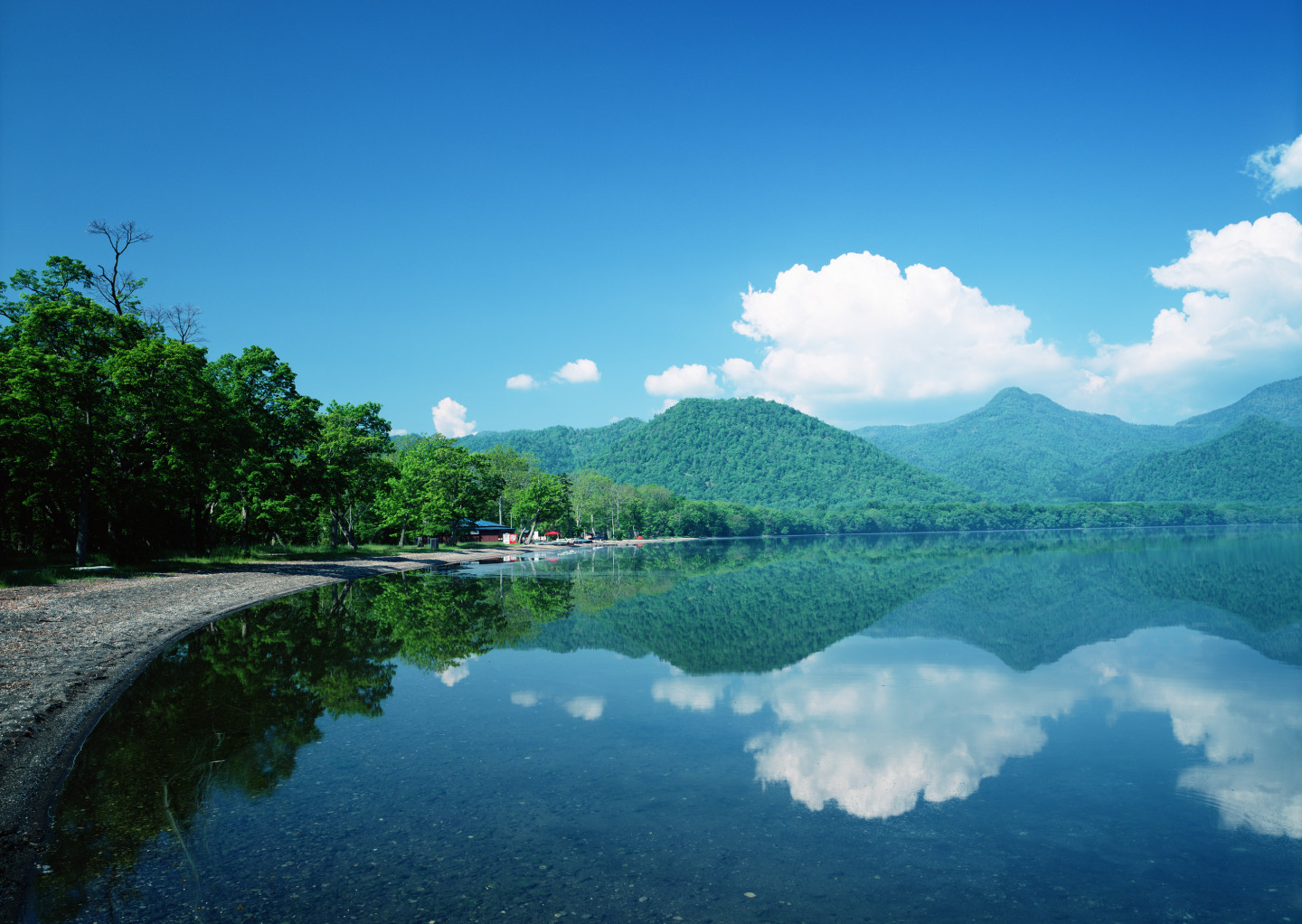 摩周湖周邊10公里範圍內的風景名勝。「屈斜路湖」與「硫黃山」，為必訪景點！