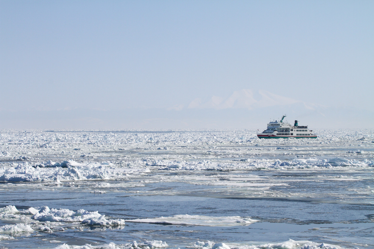 要如何享受流冰呢？利用流冰觀光船來進行流冰觀測，體驗冰之海。