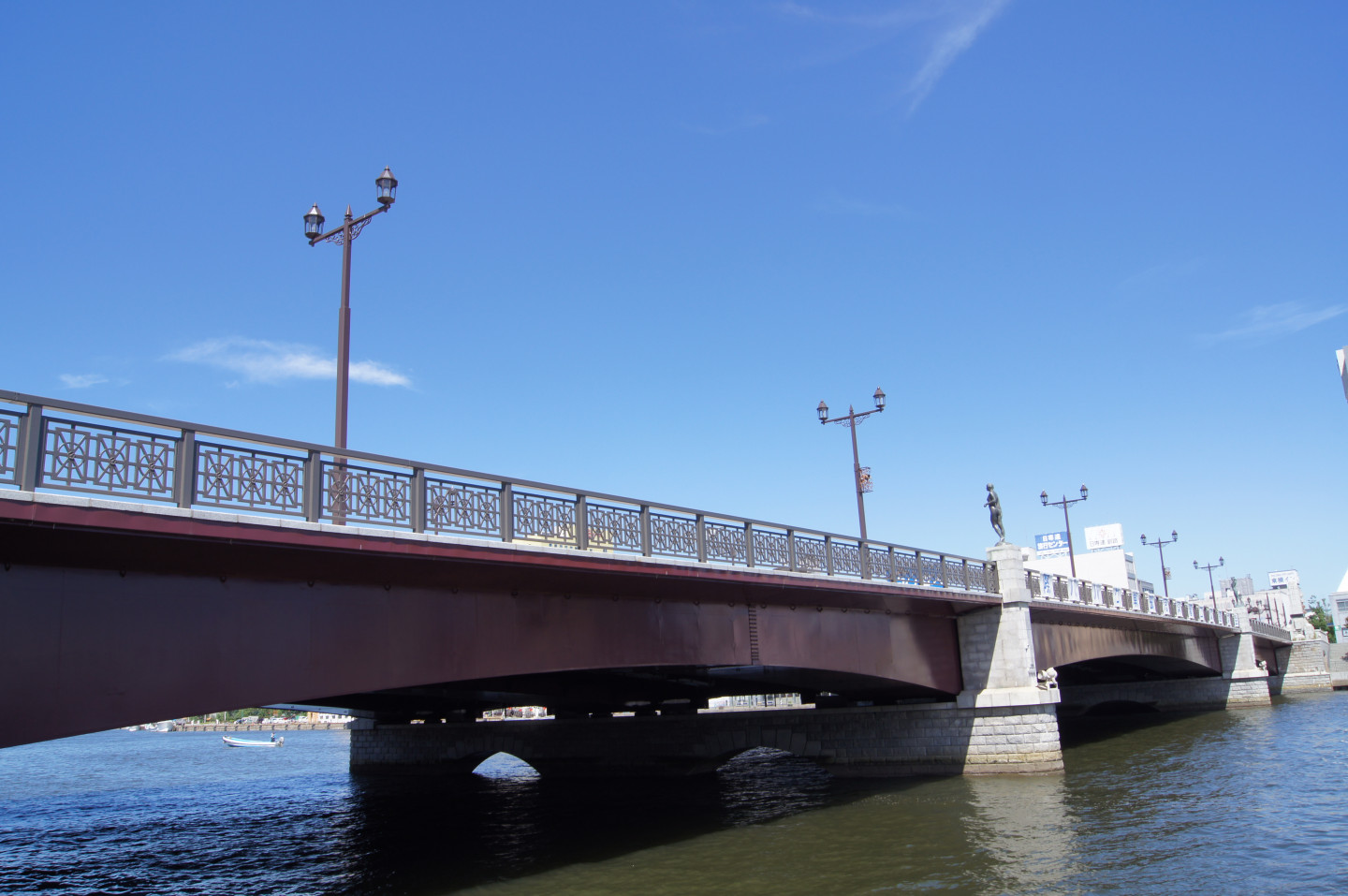 電影《輓歌》的外景拍攝地以幣舞橋及釧路川河畔為主