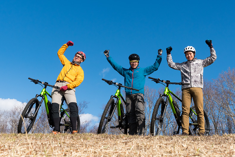 初學者也能安心體驗的電動助力山地自行車!<br>盡享綠意盎然的滑雪場!